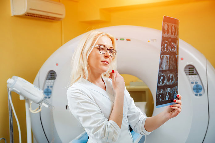 Jak przebiega badanie tomograficzne głowy?