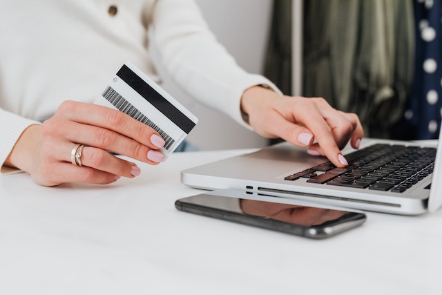 Jakie są koszty płatności online i jak możemy je minimalizować