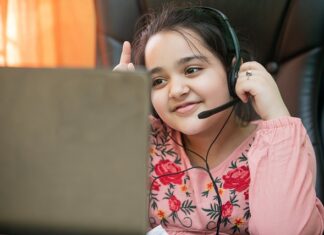 Czym różni się kształcenie tradycyjne od kształcenia prowadzonego w systemie edukacji alternatywnej?