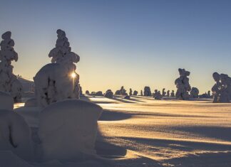 Jakie czynniki materialnego środowiska pracy mogą wpływać na obciążenie człowieka w czasie pracy?