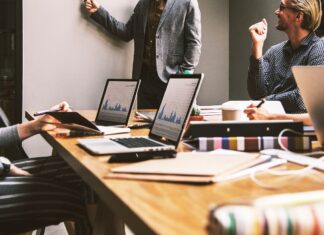 Jak wybrać CRM? Kompleksowy przewodnik w 2024 roku Jak wybrać CRM