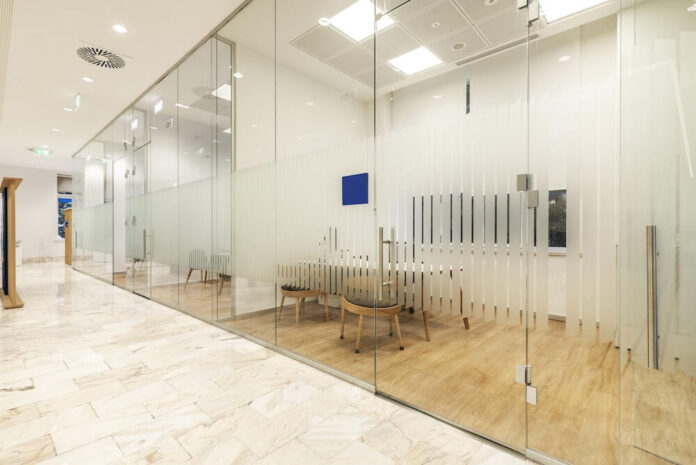 Ścianka szklana w biurze