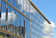 Szyby zespolone w wieżowcu